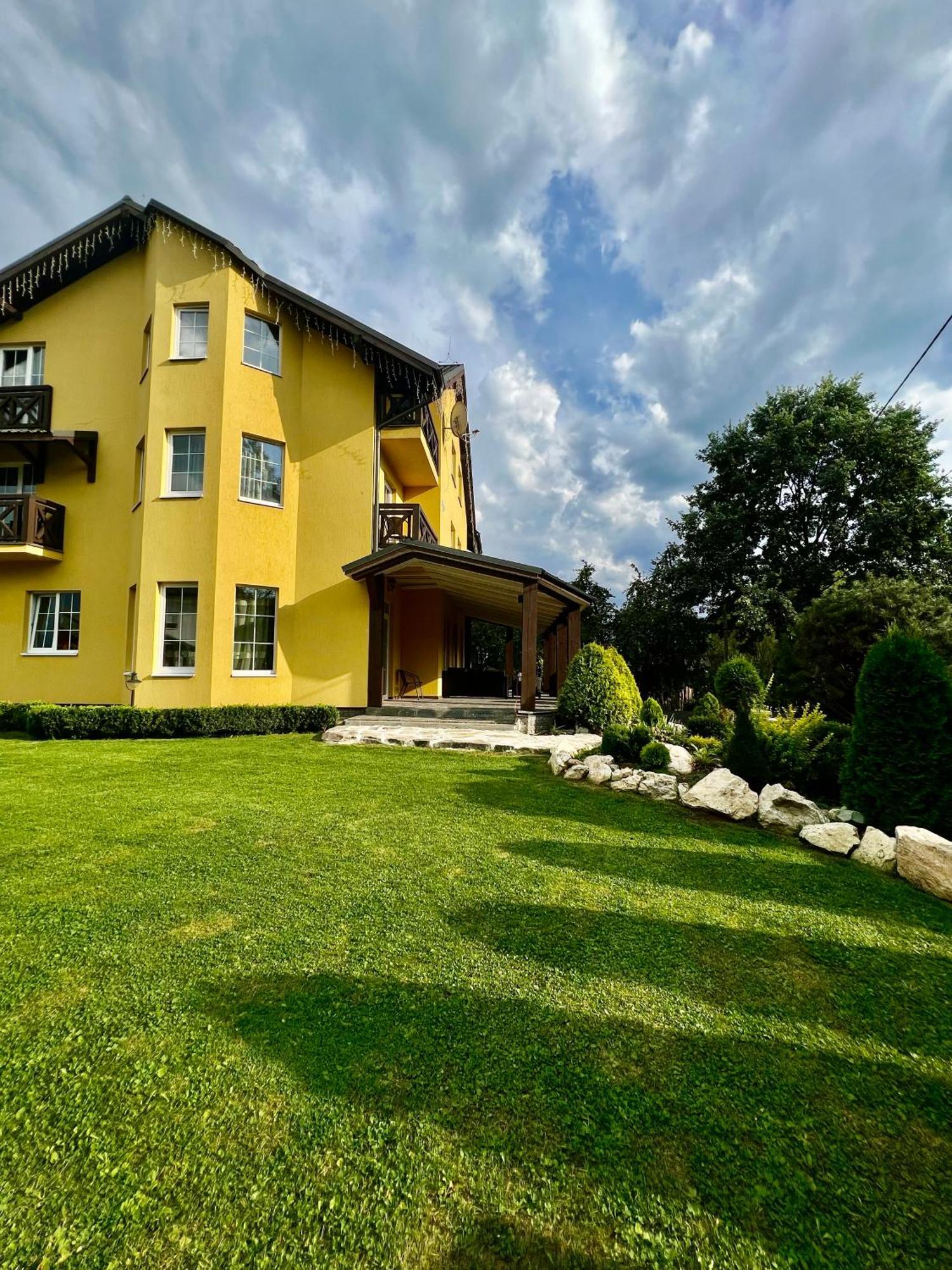 Arnica Hotel Yasinya Exterior photo