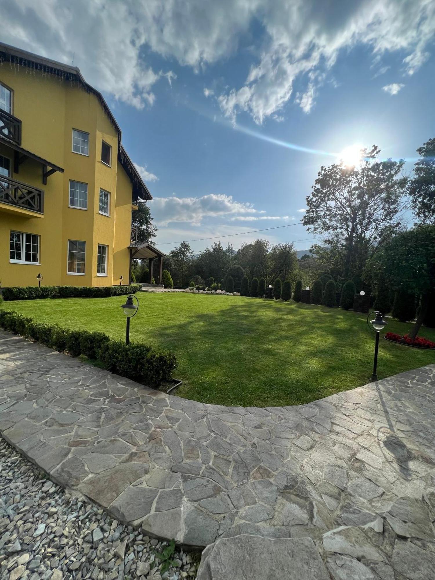 Arnica Hotel Yasinya Exterior photo